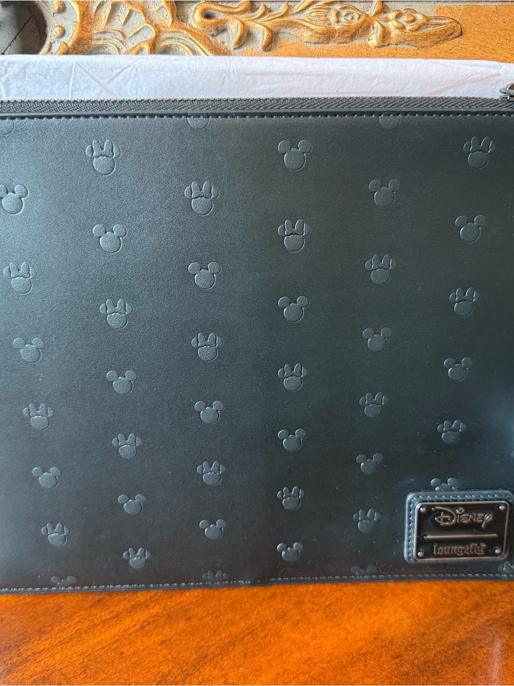 NWT Loungefly Mickey & Minnie Mouse Silhouette Allover Embossed Wristlet Pouch